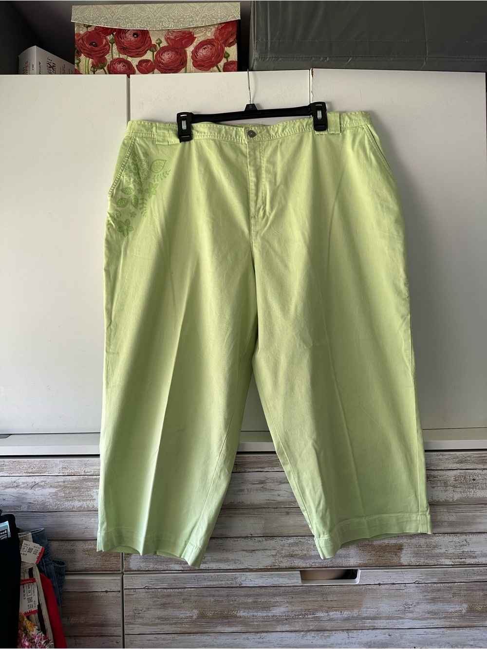 🌿 Cj Banks Size 20W Green Floral Stretch Cropped Capri Pants